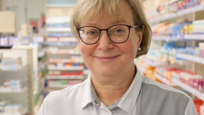 Farmaceut Camilla Lindberg fotograferad i apotek i Grankulla.