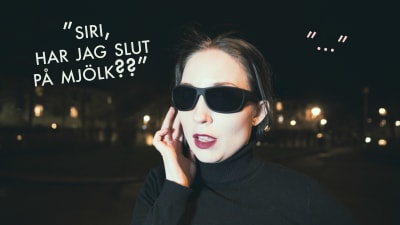 En kvinna med svarta solglasögon i mörkret håller ena handen mot örat. Till vänster syns texten: "Siri, har jag slut på mjölk?".