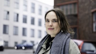 Matilda Södergran utanför fotostudion.