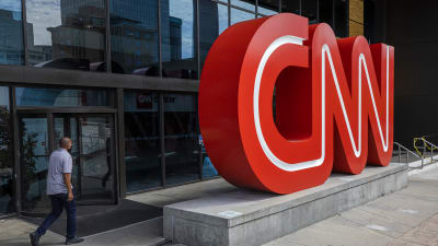 Gatuvy av en stor röd skylt med bokstäverna CNN. 