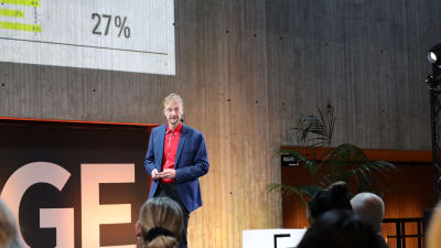 Mikko Hormio presenterar forskningsresultaten från trakasseribarometern år 2023 inför en nyfiken publik 