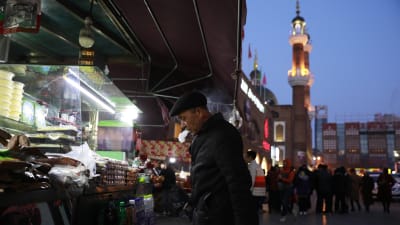 Uigurer på en marknad i Xingjiang, Kina
