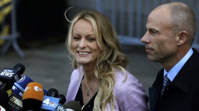 Stormy Daniels med sin advokat Michael Avenatti