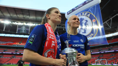 Maria Thorisdottir och Maren Mjelde med FA-cup pokalen 2017-2018.
