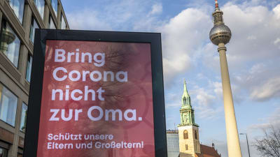 Ett anslag i Berlin uppmanar folk att inte ta med coronaviruset till mor- och farföräldrarna.