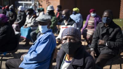 Sydafrikanska äldre väntar på sin tur att få coronavaccin i Johannesburg.