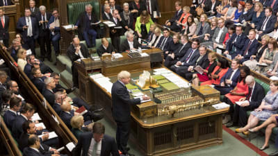 På bilden syns premiärminister Boris Johnson tala inför parlamentarikerna i det brittiska underhuset tidigare i september.