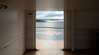 Vy inifrån Viking Grace mot havet. 