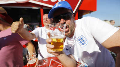 Engelsk fotbollsfan dricker öl.