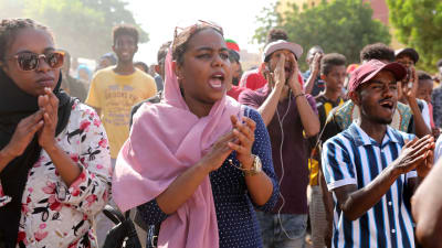 Den 21 november hölls en demonstration i Khartoum där man krävde att islamistiska NCP-partiet skulle upplösas. 