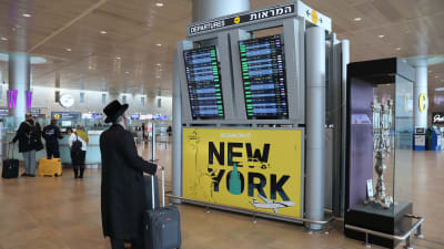 En passagerare tittade på en avgångstavla på Ben Gurion-flygplatsen i Tel Aviv på tisdagen, dagen innan förbudet mot resor till USA trädde i kraft. 