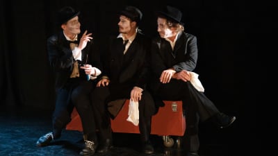 Skådespelarna Jon Henriksen, Antti Seppänen och Fabian Silén på scen i Teater Viirus föreställning av Svält.