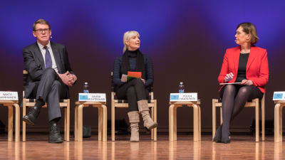 Valdebatt i Uleåborg den 10 januari, på bilden Matti Vanhanen (C), Laura Huhtasaari (Sannf) och Tuula Haatainen (SDP).