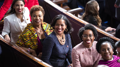 Fem färggranna demokratiska kvinnor vid invigningen av kongressperioden