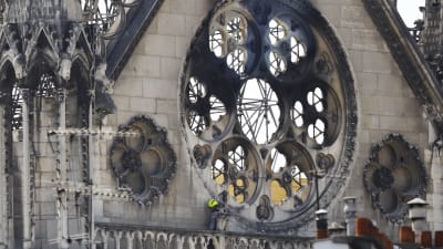 Ett brandhärjat fönster i katedralen Notre-Dame i Paris.