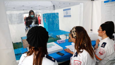 Även väljare som har smittats av coronaviruset deltar i måndagens parlamentsval i Israel.