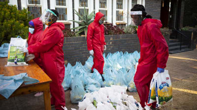 Sydafrika är det värst drabbade landet i Afrika med nära 10 000 avlidna och över en halv miljon smittade. Här delar frivilliga ut mat utanför en kyrka i Johannesburg.