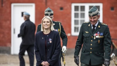 Danmarks försvarsminister Trine Bramsen har tvingat fem ledande personer i militärens underrättelsetjänst FE att avgå på grund av spionageskandalen. 