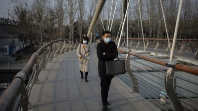 En och en kvinna på en bro i Kina