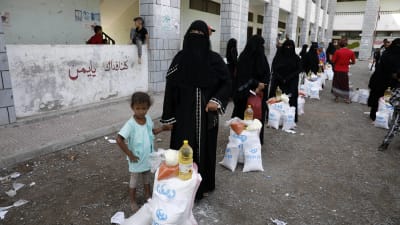 Familjer i hamnstaden Hodeidah köar för mathjälp. Över 80 procent av jemeniterna är numera helt beroende av omvärldens hjälp.