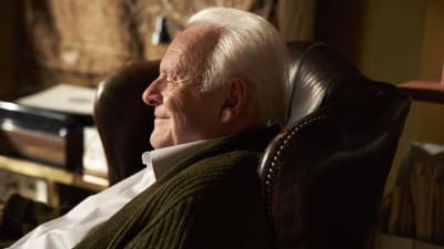 Närbild av en nöjt leende Anthony Hopkins.