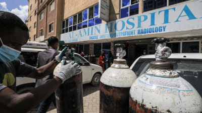 Syrgastuber levereras till ett sjukhus i Nairobi i Kenya.
