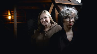 Författarna Kristiina Markkanen och Leena Virtanen uppe på en vind.
