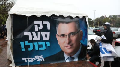 Gideon Saars valaffich var på väg att lossna från sin ställning i Tel Aviv i vinterstormen. 