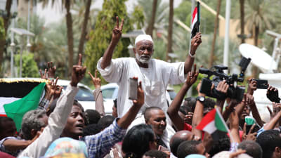 Glada sudaneser drog ut på gatorna i Khartoum för att fira den historiska övergången till demokrati