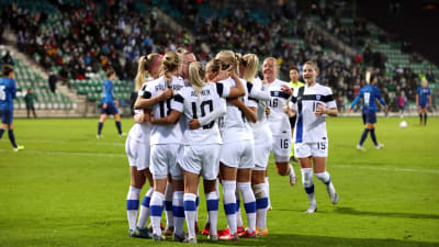 Damlandslaget jublar efter mål mot Slovakien.