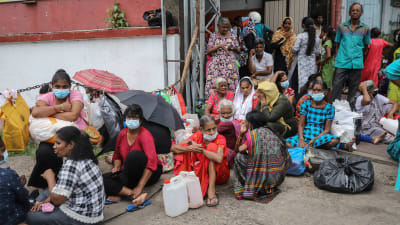 Folk köar efter bbränsle på Sri Lanka.