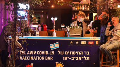 En coronabar i Tel Aviv där unga kan få en gratis alkoholfri drink efter att de låtit sig vaccineras.