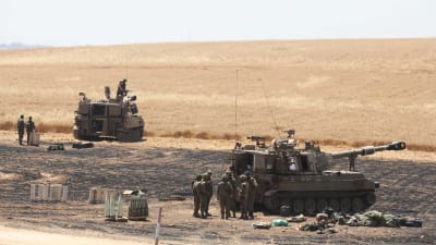 Bild på två tankrar och soldater vid gränsen till Gaza.