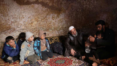 Uppemot en miljon människor har tvingats på flykt undan regeringsoffensiven i Idlib-provinsen. Den här familjen fotograferades förra helgen i ett underjordiskt skydd i byn Tallouna, 17 kilometer nordväst om staden Idlib. 