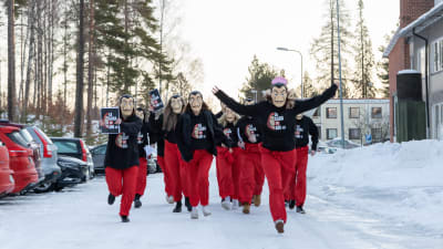 Grupp med utklädda abiturienter som springer och hoppar.