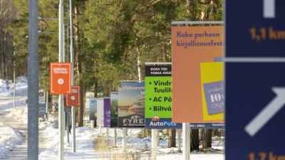 Reklamskyltar bredvid Raseborgsvägen.