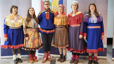 Kandidater i samiska dräkter poserar efter debatt.