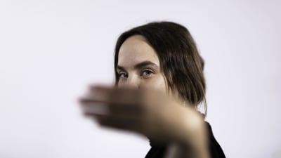 Matilda Södergran poserar med hand framför ansiktet.