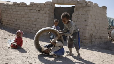 Jemenitiska barn lekte i ett läger för internflyktingar utanför huvudstaden Sanaa den 5 december. 