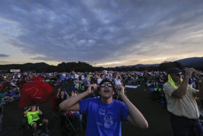 Amerikaner tittar på solförmörkelsen den 21 augusti i Rabun Gap i delstaten Georgia.