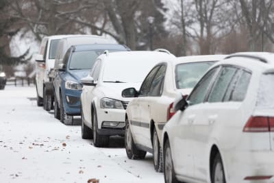 Motorfordon parkerade vid sidan av vägen.