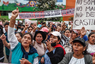 I Lima, utanför den byggnad där Castillo sitter fängslad, samlades människor också på torsdagen för att kräva att han friges.  