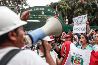 Peruaner demonstrerar för den avsatte presidenten Pedro Castillo.