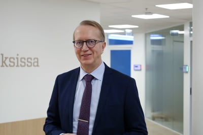Janne Metsämäki står i Sysselsättningsfondens kontor