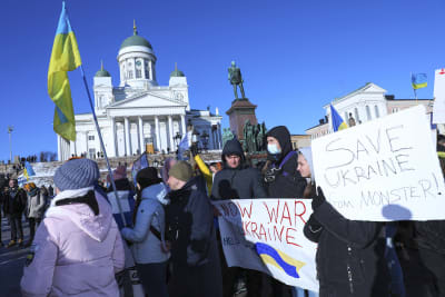 Senatstorget i Helsingfors under den första demonstrationen för Ukraina efter det ryska anfallet 2022
