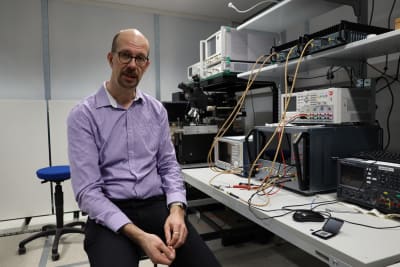 Porträtt på Juusi Ryynänen i ett laboratorium där man testar mikrochip.