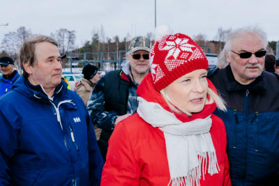 Sannfinländarnas ordförande Riikka Purra ute på fältet.