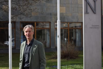 Porträtt på Hankens rektor Ingmar Björkman, taget utanför skolan. 