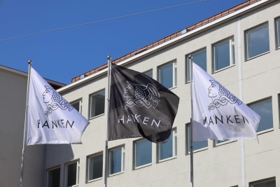 Svenska Handelshögskolan i Helsingfors, Hanken, flaggor utanför byggnaden i Helsingfors. 