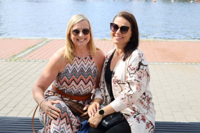 Kirsi och Tuula på sommarsemester vid Borgå å